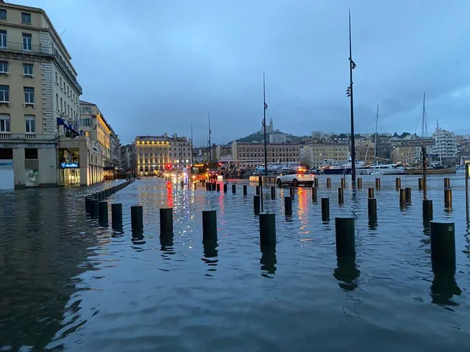 Le vieux ports de Marseille inondé après de fortes pluies