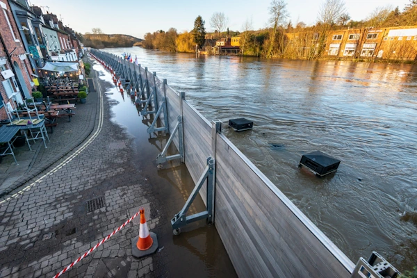 Installation de barrières anti-crue pour contenir la montée des eaux.