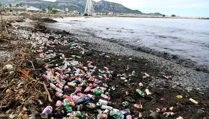 Dégâts sur la plage à Marseille après inondation